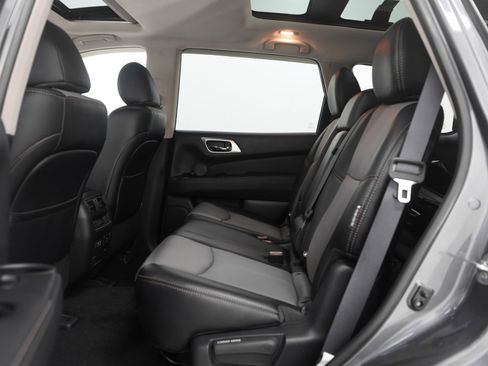 Used 2020 Nissan Pathfinder SL image 19