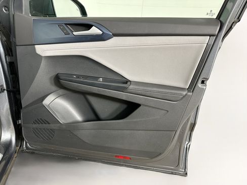 Used 2024 Volkswagen Taos SE image 30