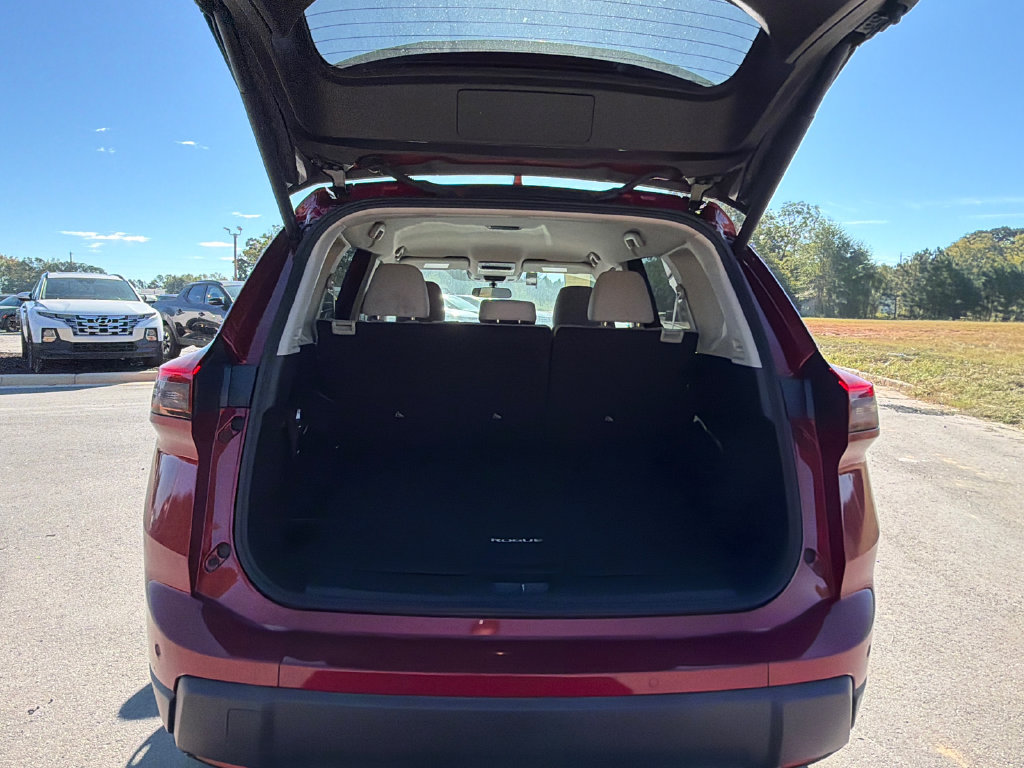 Used 2025 Nissan Rogue SV FWD image 18