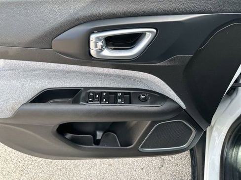 Used 2025 Jeep Compass Latitude image 18