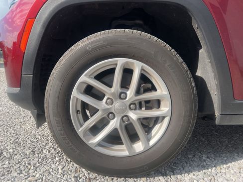 Used 2023 Jeep Grand Cherokee L Laredo image 7