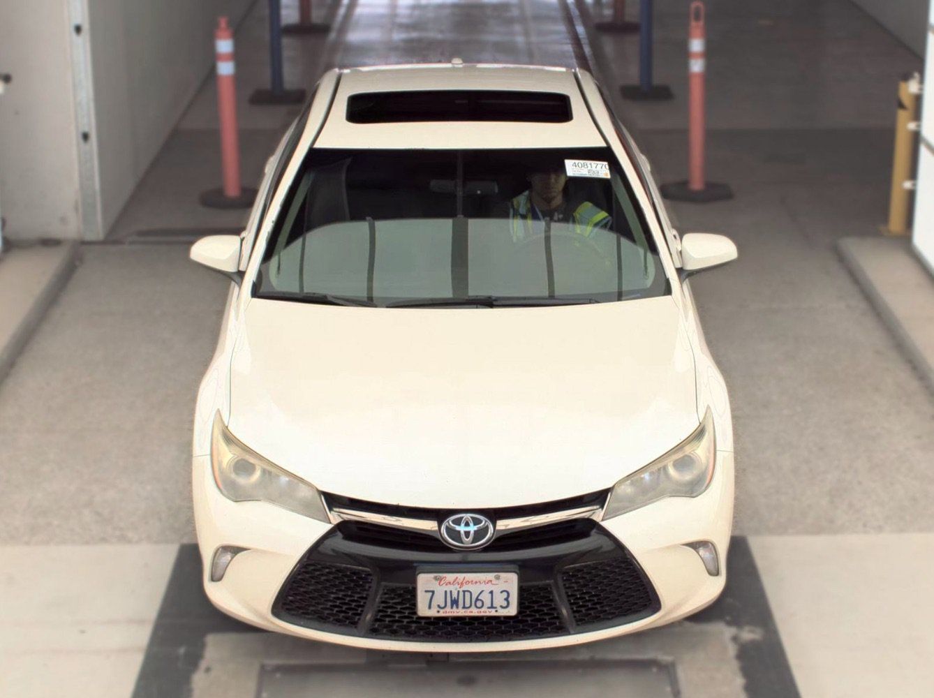 Used 2015 Toyota Camry SE w/ Moonroof Package FWD image 2