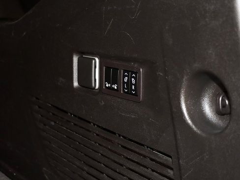 Used 2023 Chevrolet Suburban Premier image 30