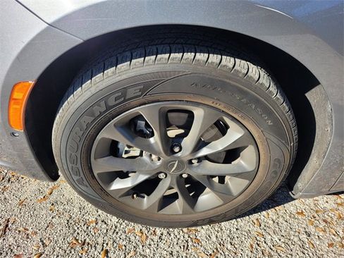 Used 2021 Chrysler Pacifica Touring-L w/ Uconnect Theater Family Group image 4