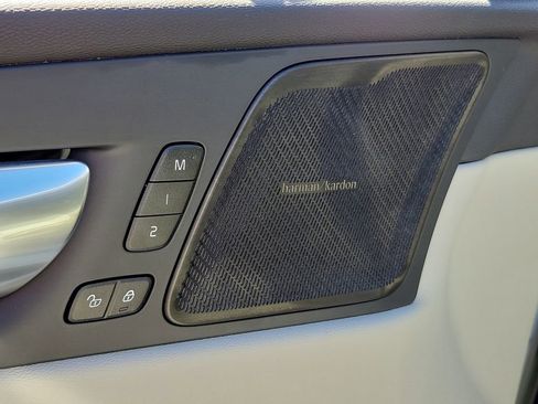 Used 2023 Volvo XC60 B5 Plus image 27