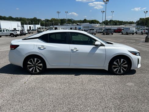 Used 2024 Nissan Sentra SV w/ SV Premium Package FWD image 4