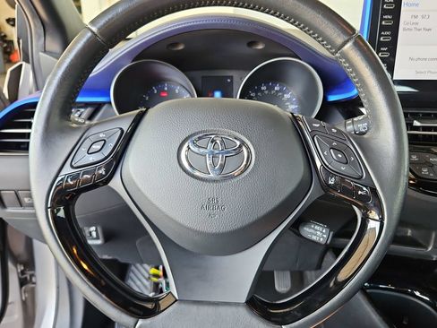 Used 2020 Toyota C-HR XLE FWD image 10