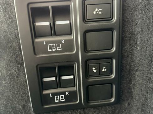 Used 2021 Land Rover Discovery HSE R-Dynamic AWD/4WD image 14