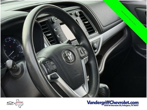 Used 2019 Toyota Highlander LE FWD image 11