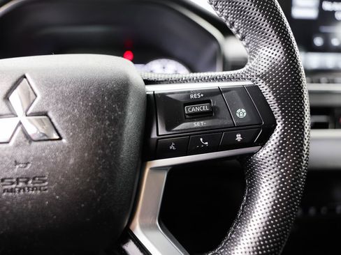 Used 2022 Mitsubishi Outlander SE image 35