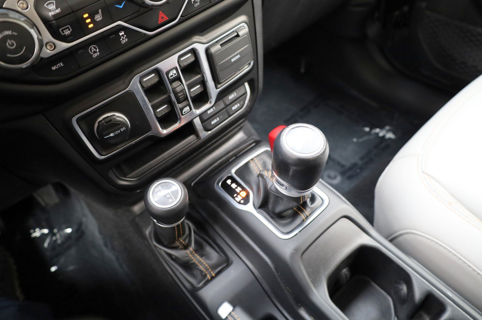 Used 2021 Jeep Wrangler Unlimited Sahara AWD/4WD image 21