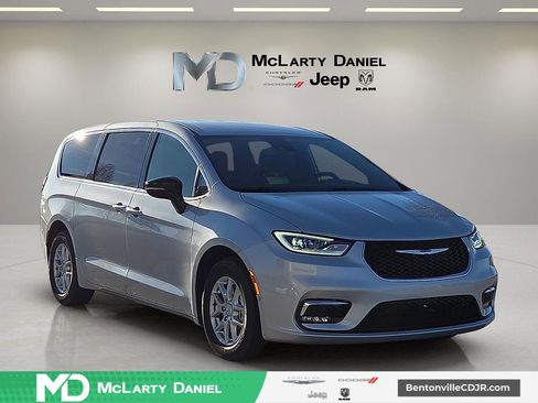 New 2026 Chrysler Pacifica Select image 1