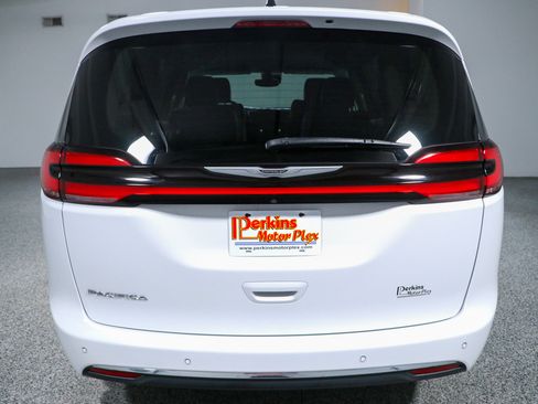 Used 2024 Chrysler Pacifica Touring-L FWD image 8