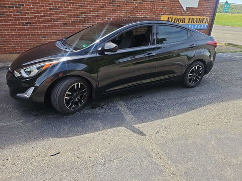 Used 2015 Hyundai Elantra SE w/ Option Group 02 FWD image 2