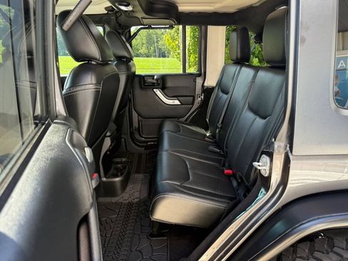 Used 2017 Jeep Wrangler Unlimited Rubicon w/ Connectivity Group AWD/4WD image 14