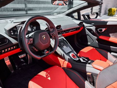 Used 2024 Lamborghini Huracan EVO AWD/4WD image 2