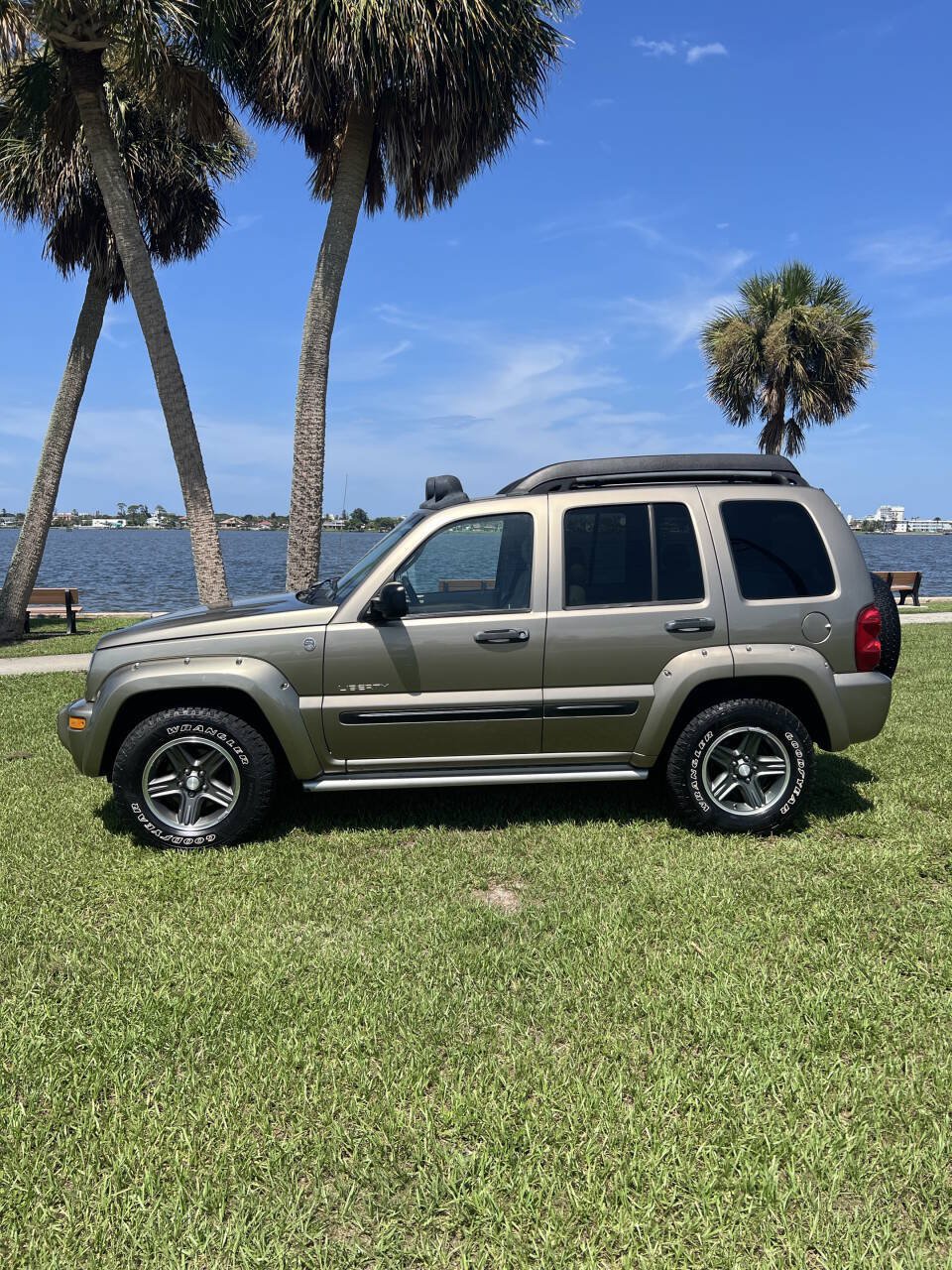 Used 2004 Jeep Liberty Renegade w/ Trailer Tow Group AWD/4WD image 3