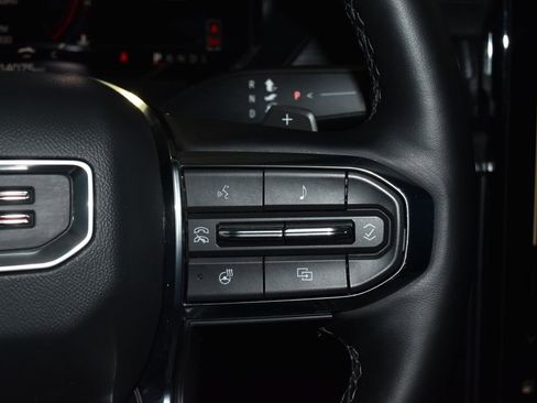 Used 2025 GMC Acadia Elevation image 10