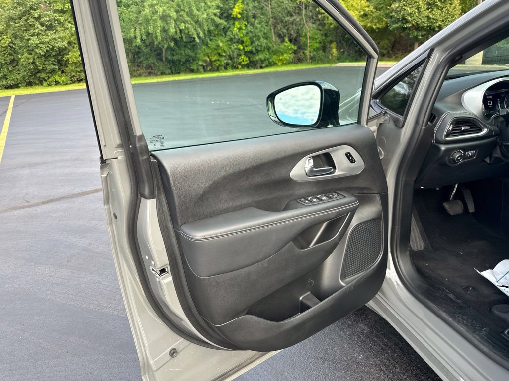 Used 2025 Chrysler Pacifica Limited FWD image 13