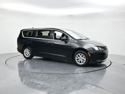 Used 2022 Chrysler Voyager LX image 3