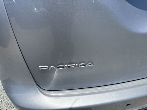 Used 2021 Chrysler Pacifica Touring-L FWD image 13