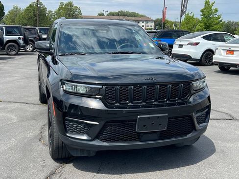 Used 2023 Jeep Grand Cherokee Altitude AWD/4WD image 5