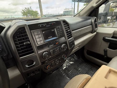 Used 2017 Ford F550 2WD Regular Cab Super Duty image 21