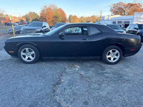 Used 2010 Dodge Challenger SE image 3