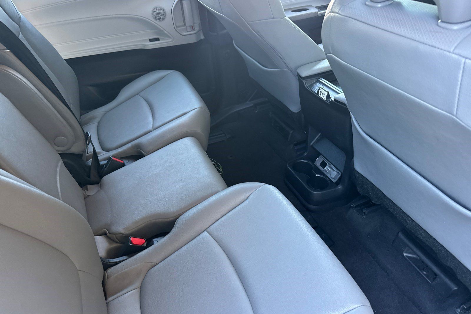 Used 2026 Toyota Sienna XLE FWD image 34