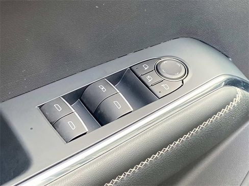 Used 2024 GMC Acadia Denali image 13