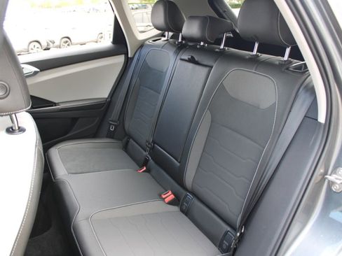 Certified 2025 Volkswagen Taos SE AWD/4WD image 22