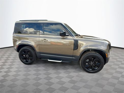 Used 2022 Land Rover Defender 90 image 5
