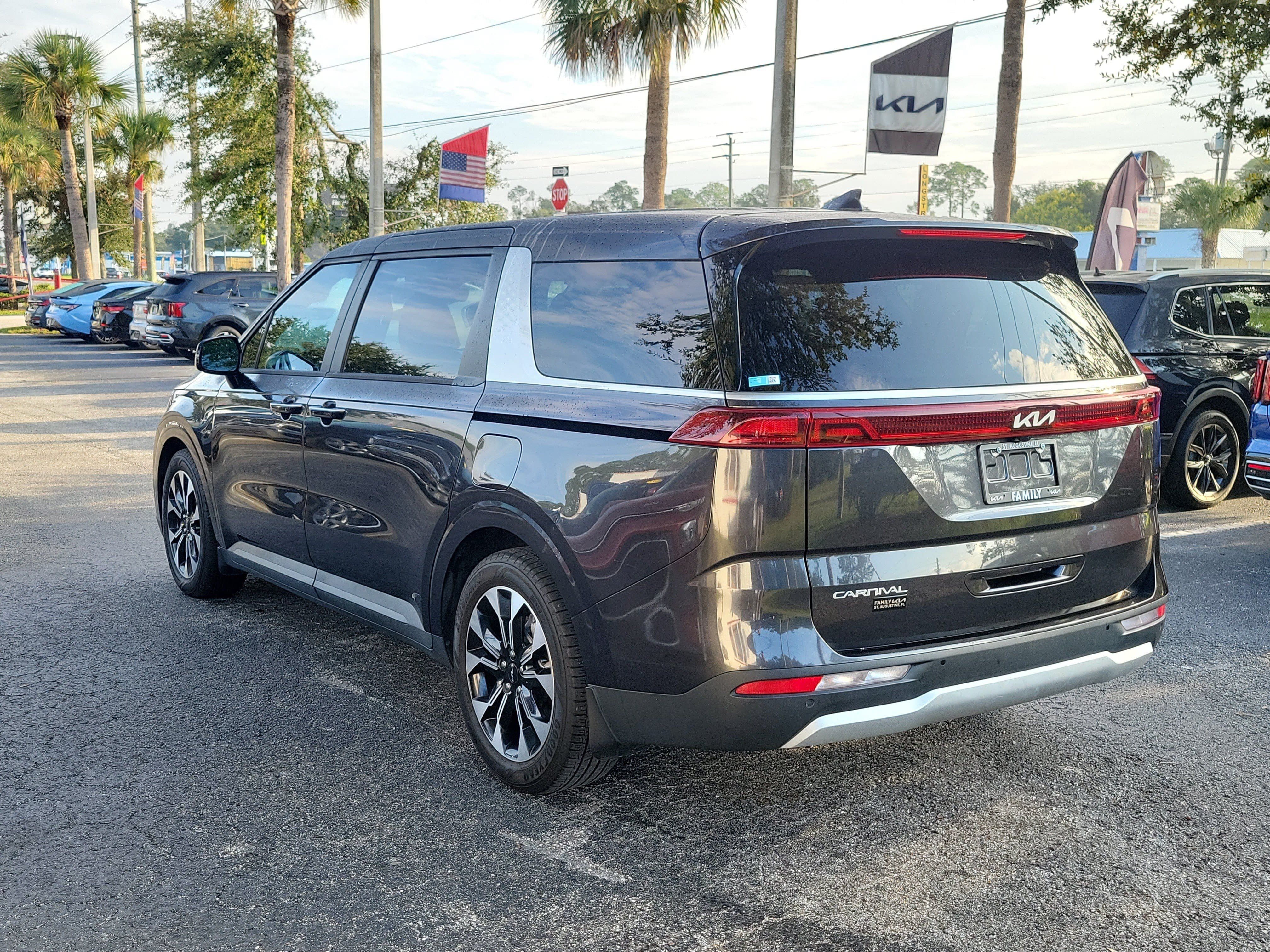 Certified 2023 Kia Carnival EX FWD image 4