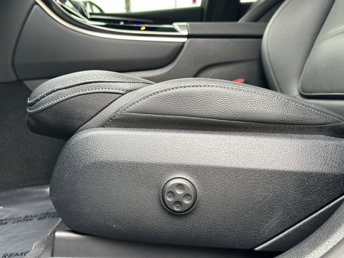 Used 2025 Mercedes-Benz GLC 300 4MATIC image 13