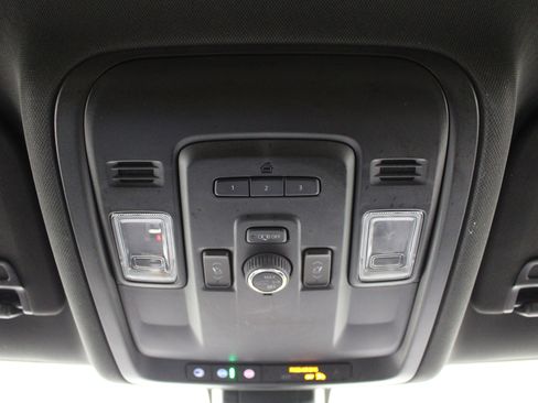 Used 2022 Chevrolet Suburban Z71 w/ Luxury Package AWD/4WD image 17