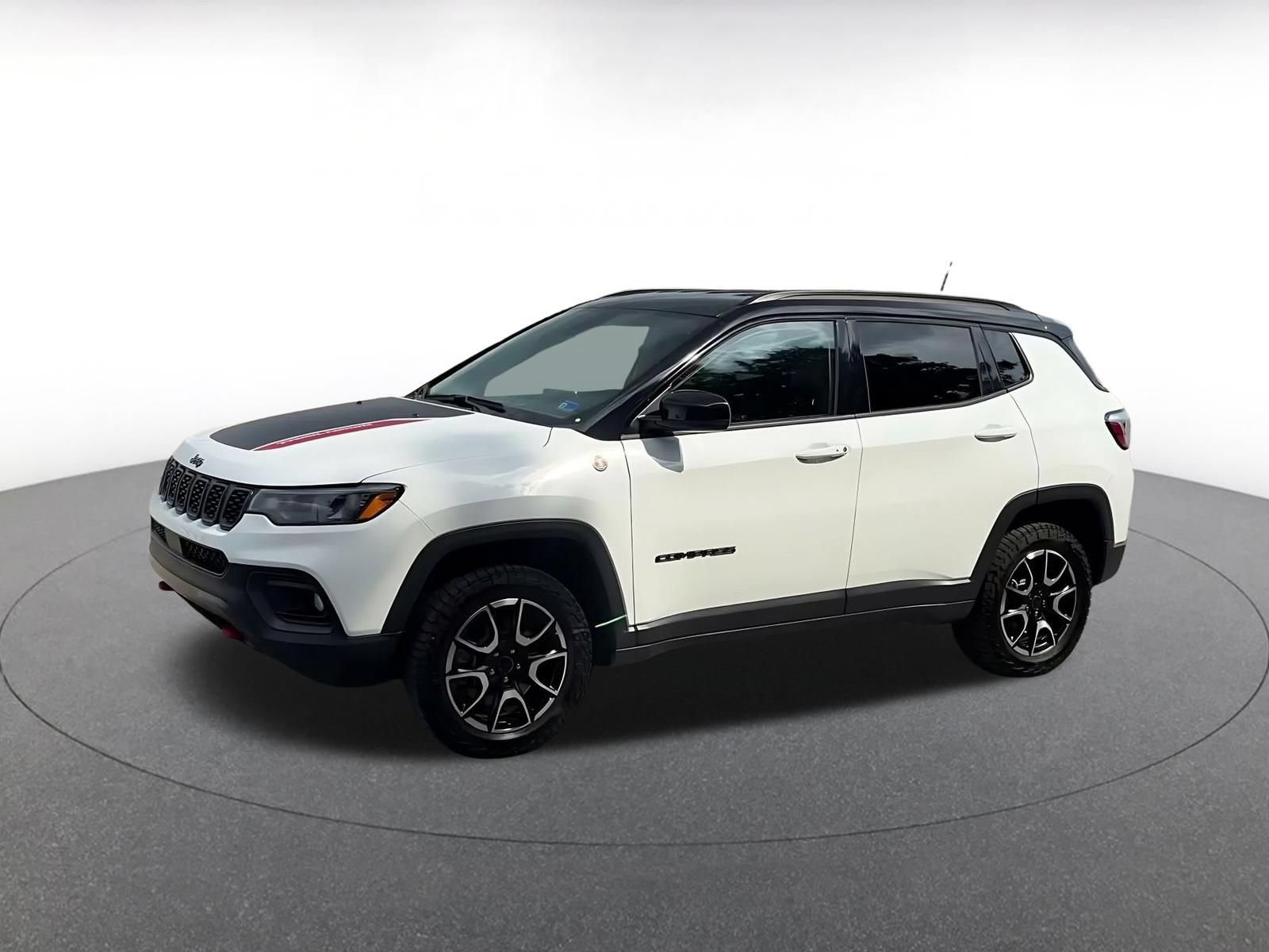 Used 2025 Jeep Compass Trailhawk AWD/4WD image 7