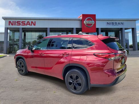 Used 2022 Toyota Highlander XLE AWD/4WD image 6