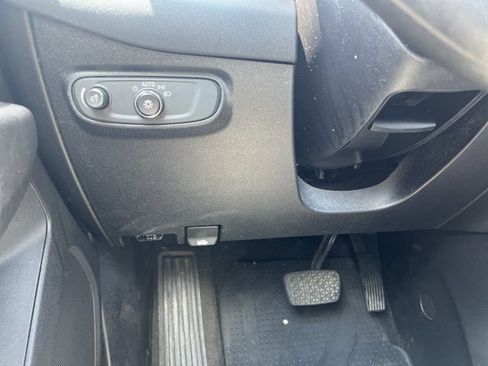 Used 2019 Chevrolet Equinox LT FWD image 18
