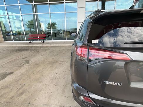 Used 2017 Toyota RAV4 XLE FWD image 6