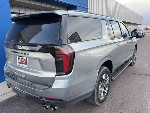 Used 2025 Chevrolet Suburban Z71 image 6