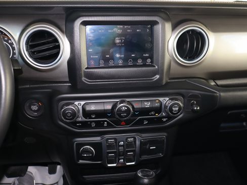 Used 2018 Jeep Wrangler Unlimited Sahara image 17