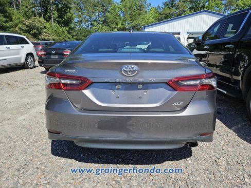 Used 2022 Toyota Camry XLE w/ Navigation Package FWD image 8