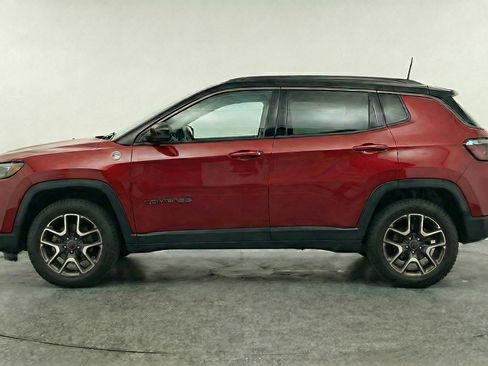 Used 2025 Jeep Compass Trailhawk image 5