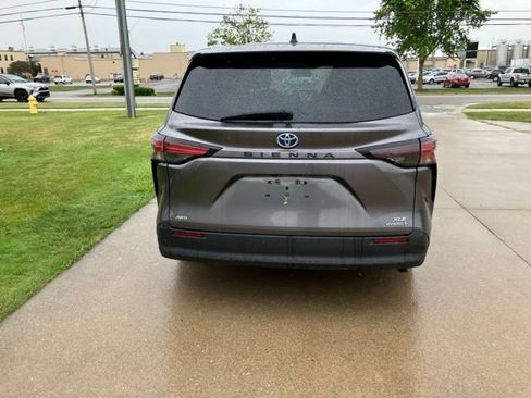 Used 2021 Toyota Sienna LE AWD/4WD image 4