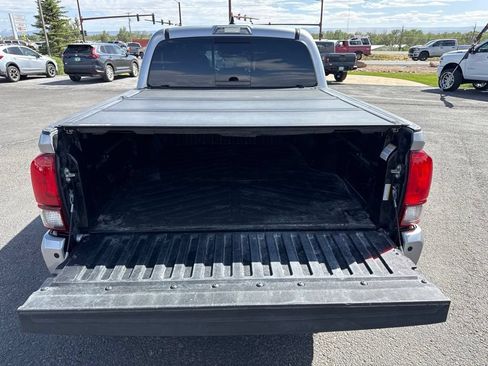 Used 2020 Toyota Tacoma SR5 AWD/4WD image 11