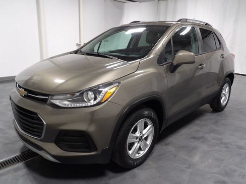 Used 2021 Chevrolet Trax LT w/ Driver Confidence Package FWD image 3
