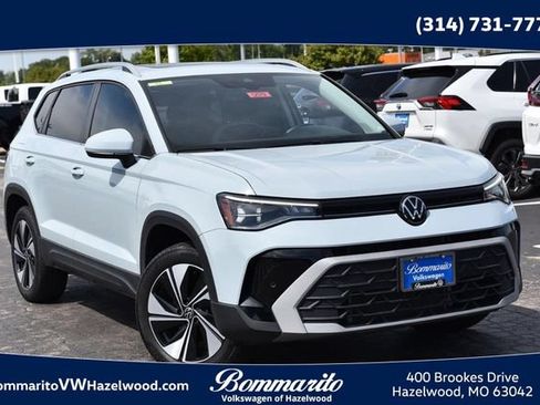 Used 2025 Volkswagen Taos SE AWD/4WD image 1