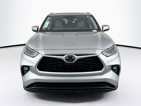 Certified 2023 Toyota Highlander XLE image 9