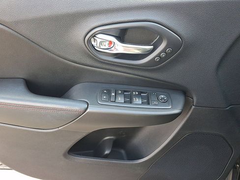 Used 2019 Jeep Cherokee Trailhawk AWD/4WD image 16
