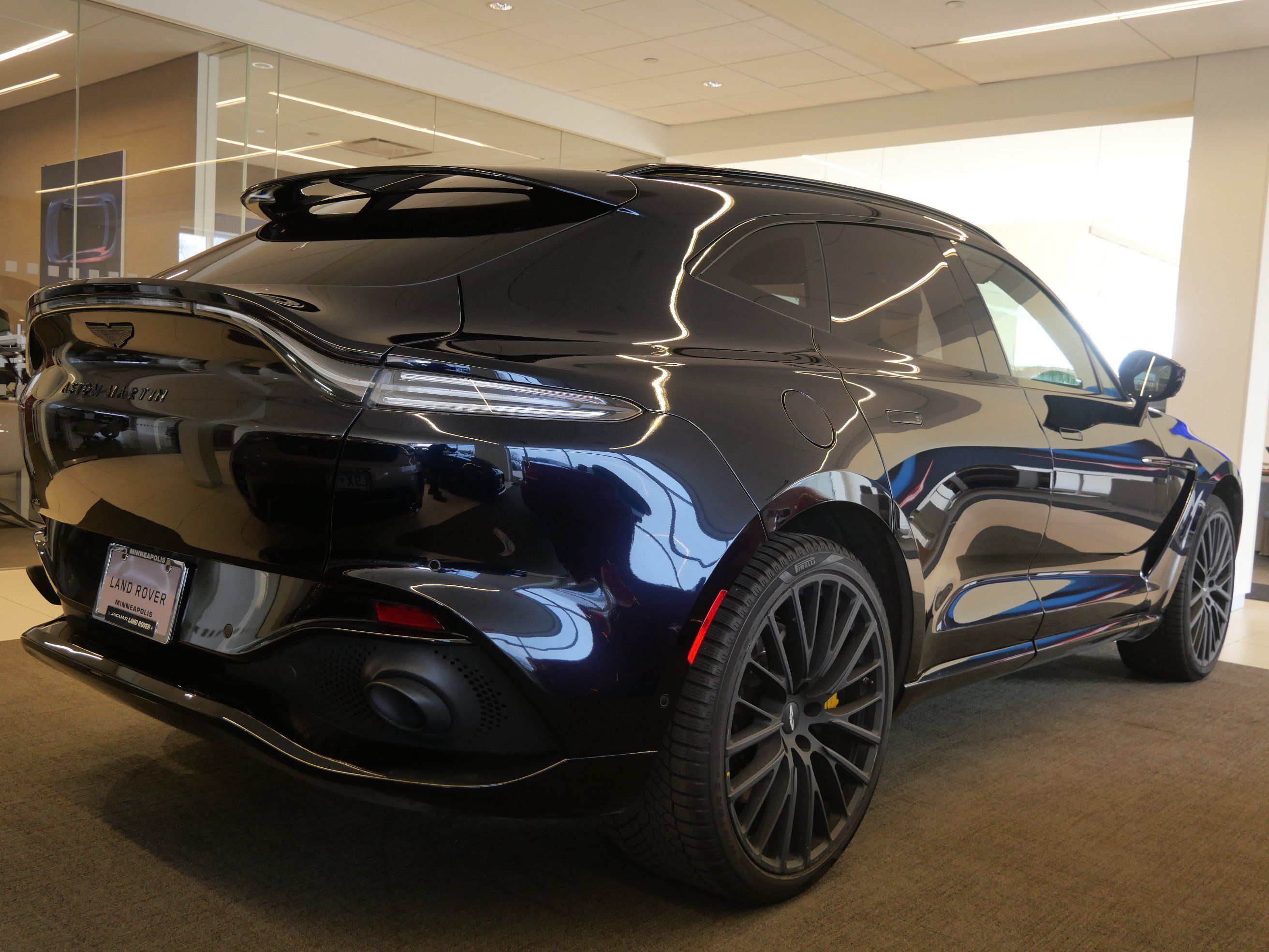 Used 2023 Aston Martin DBX AWD/4WD image 4